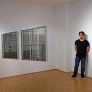 Chao-Kang Chung in der Galerie mit seinen Werken „Wenn die großen Meister keine Farben hätten“ (links) und „No Windows“ (rechts)