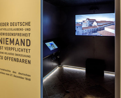 Abbildung von Ausstellungsansicht Alte Synagoge Essen. 2021. Foto: Stefan Arendt/LVR