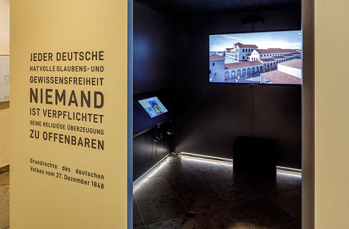 Abbildung von Ausstellungsansicht Alte Synagoge Essen. 2021. Foto: Stefan Arendt/LVR