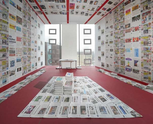 Abbildung von Ausstellungsansicht „Corona-Newsroom“ von Robert Szkudlarek