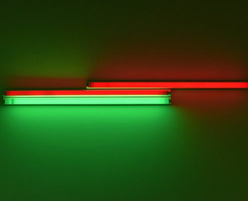 Abbildung von Dan Flavin. 4‘ Red, Red, Green Fluorescent Light. 1968
