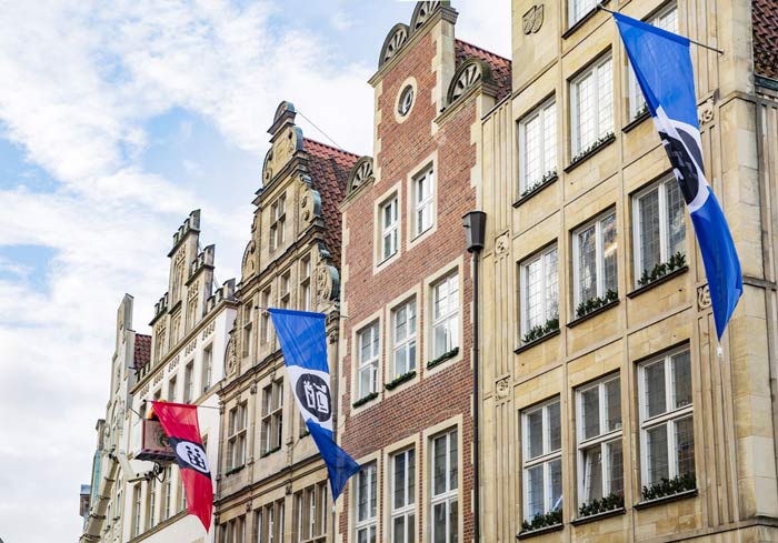 Abbildung von 34 Flaggen von Matt Mullican schmücken den Prinzipalmarkt in Münster