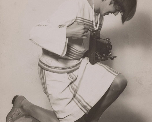 Abbildung von Annelise Kretschmer. Bildnis Annelise Kretschmer mit Kamera. 1928