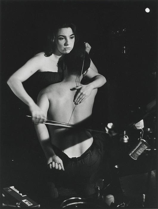 Abbildung von Cello Performance mit Charlotte Moorman und Peter Moore. New York, 1965