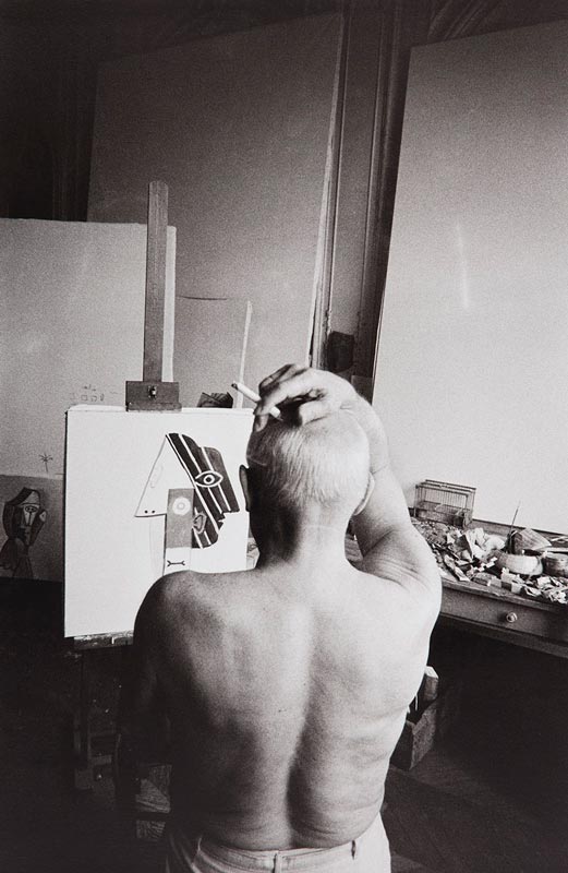 Abbildung von David Douglas Duncan. Pablo Picasso sitzt nachdenklich vor einem Gemälde im Atelier der Villa La Californie. 1957