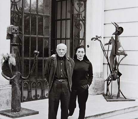 Abbildung von David Douglas Duncan. Pablo Picasso und Jacqueline Roque am Eingang der Villa La Californie. 1956