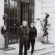 Abbildung von David Douglas Duncan. Pablo Picasso und Jacqueline Roque am Eingang der Villa La Californie. 1956