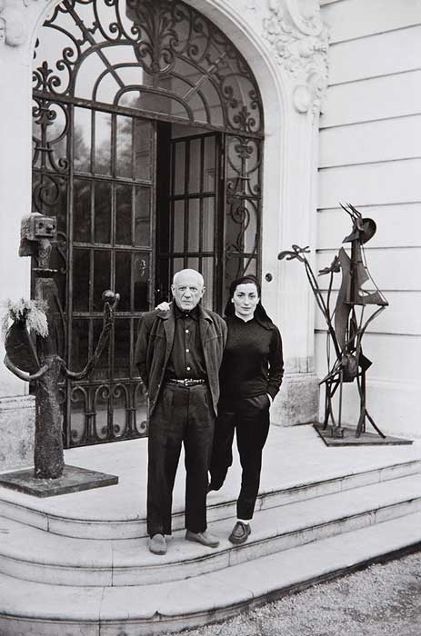 Abbildung von David Douglas Duncan. Pablo Picasso und Jacqueline Roque am Eingang der Villa La Californie. 1956