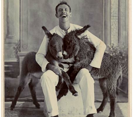 Abbildung von Porträt eines Mannes mit zwei Eseln. Kabinettfotografie, um 1910