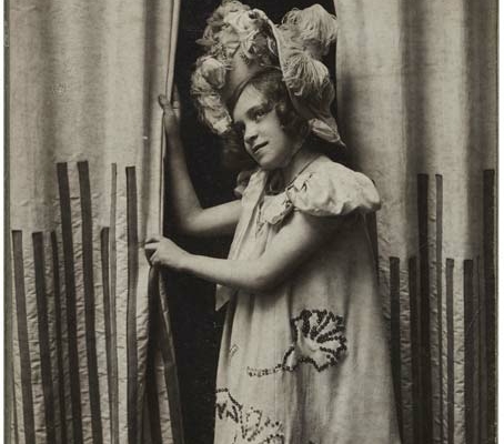 Abbildung von Porträt eines jungen Mädchens. Atelier Lackner, Wien. Kabinettfotografie, um 1900