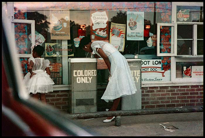 Abbildung von Gordon Parks. Drinking Fountains, Mobile/Alabama 1956