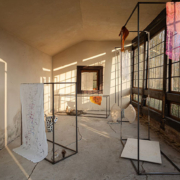 Abbildung von Installationsansicht „not dying“. Rüschhaus 2025