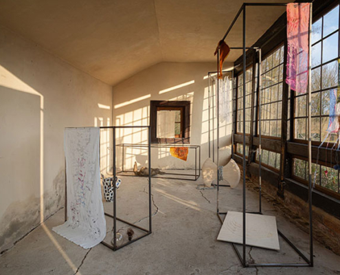 Abbildung von Installationsansicht „not dying“. Rüschhaus 2025
