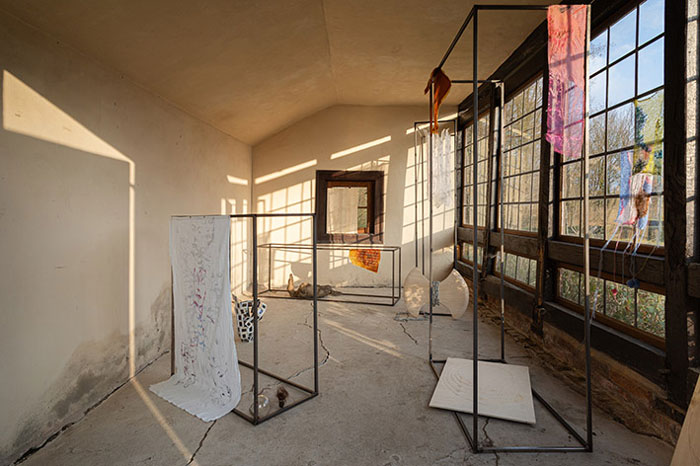Abbildung von Installationsansicht „not dying“. Rüschhaus 2025