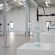 Klangkunst-Installation ‚Empty Vessels‘ von Alvin Lucier in der Kunsthalle Münster mit Lautsprechern und Vasen