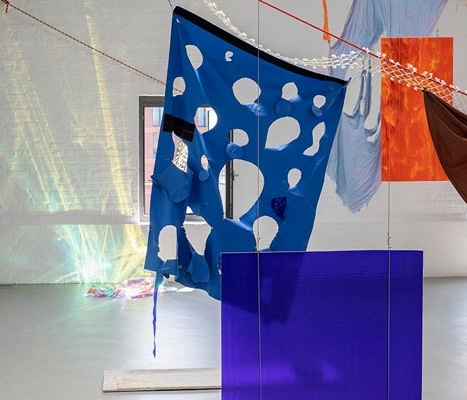 Abbildung von Rosa Tharrats. Vestir el viento. 2025. Installationsansicht Kunsthalle Münster
