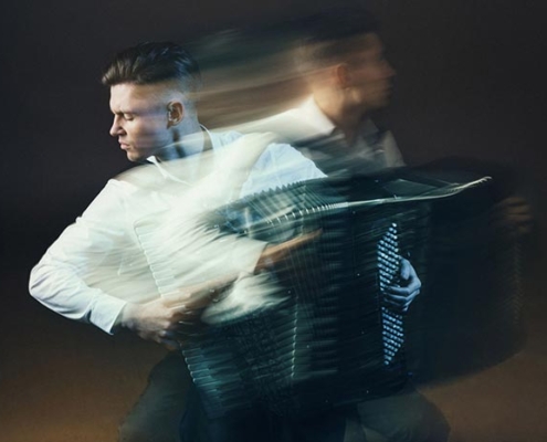 Abbildung von Akkordeonist Pavel Efremov während eines Fotoshootings im Studio des LWL-Medienzentrums für Westfalen in Münster