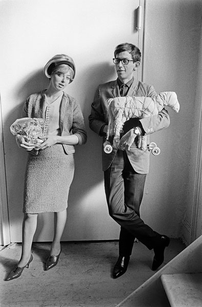 04.04.–28.06.26<br> Picasso-Museum: Christo und Jeanne-Claude Abbildung von Christo und Jeanne-Claude mit verpacktem Telefon (1964) und verpacktem Spielzeugpferd (1963). New York City, 1965