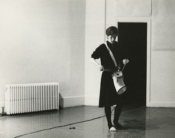 07.03.–31.05.26<br>Westfälischer Kunstverein: Julia Heyward – Voices of Many Voices Abbildung von Julia Heyward performt „This Is My Blue Period“. 1977. Artists Space/New York