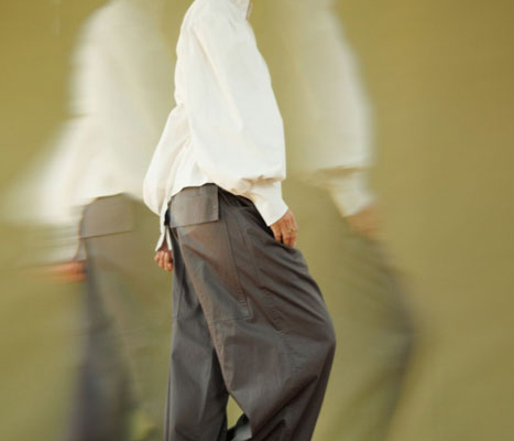 Modedesignerin Birgit Käufer schneidert Kleidung aus recycelten Stoffen Abbildung von Modedesignerin Birgit Käufer schneidert Kleidung aus recycelten Stoffen