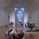 Abbildung von Selma Selman. Flowers of Life (2024). Courtesy of the artist and Schirn Kunsthalle Frankfurt am Main. Foto: Norbert Miguletz