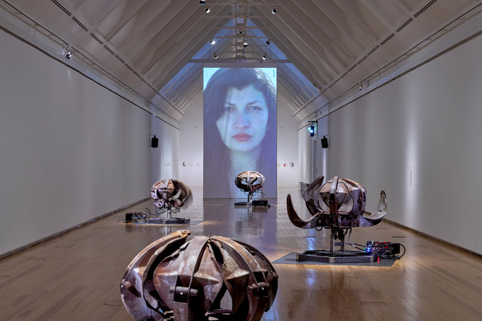 Selma Selman. Flowers of Life (2024). Courtesy of the artist and Schirn Kunsthalle Frankfurt am Main. Foto: Norbert Miguletz Abbildung von Selma Selman. Flowers of Life (2024). Courtesy of the artist and Schirn Kunsthalle Frankfurt am Main. Foto: Norbert Miguletz