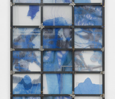 10.10.26–24.01.27<br> Kunsthalle Münster: Euridice Zaituna Kala Glasinstallation „Cartographie under grounds revelation“ von Euridice Zaituna Kala aus rasterförmig angeordneten blau-weißen Bildelementen in einem Stahlrahmen