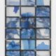 Glasinstallation „Cartographie under grounds revelation“ von Euridice Zaituna Kala aus rasterförmig angeordneten blau-weißen Bildelementen in einem Stahlrahmen