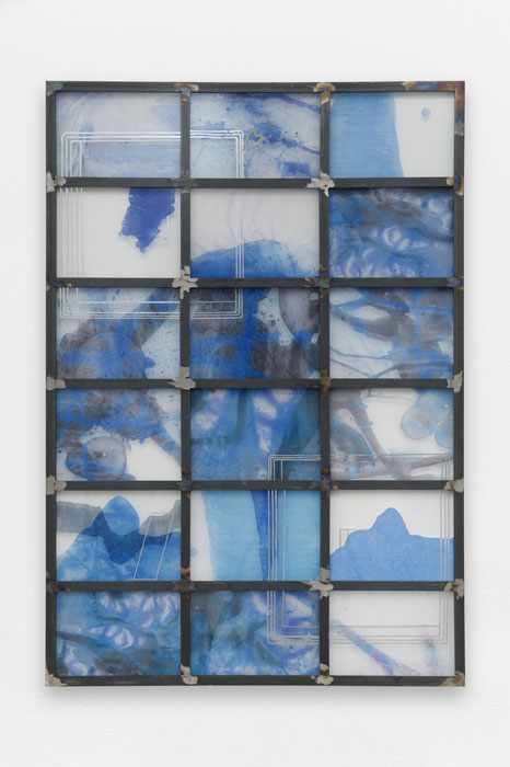 10.10.26–24.01.27<br> Kunsthalle Münster: Euridice Zaituna Kala Glasinstallation „Cartographie under grounds revelation“ von Euridice Zaituna Kala aus rasterförmig angeordneten blau-weißen Bildelementen in einem Stahlrahmen