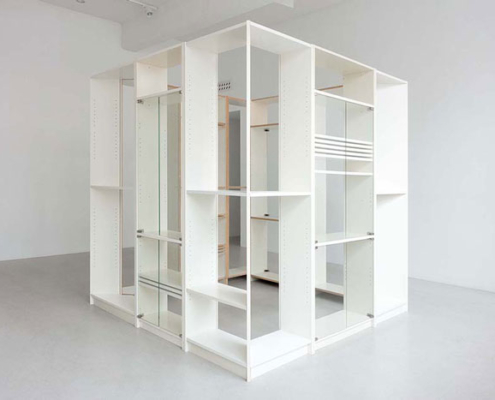 17.10.26–17.01.27<br> Westfälischer Kunstverein: Sanna Helena Berger Rauminstallation „METOD“ von Sanna Helena Berger aus weißen, offenen Regal- und Schrankelementen