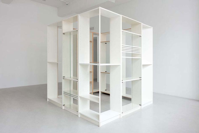 17.10.26–17.01.27<br> Westfälischer Kunstverein: Sanna Helena Berger Rauminstallation „METOD“ von Sanna Helena Berger aus weißen, offenen Regal- und Schrankelementen