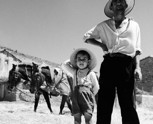 09.10.26–01.02.27<br> Stadtmuseum: Reiseporträts von Pan Walther Schwarz-Weiß-Fotografie von Pan Walther mit einem Mann und einem Kind mit großen Sonnenhüten in einer südlichen Landschaft