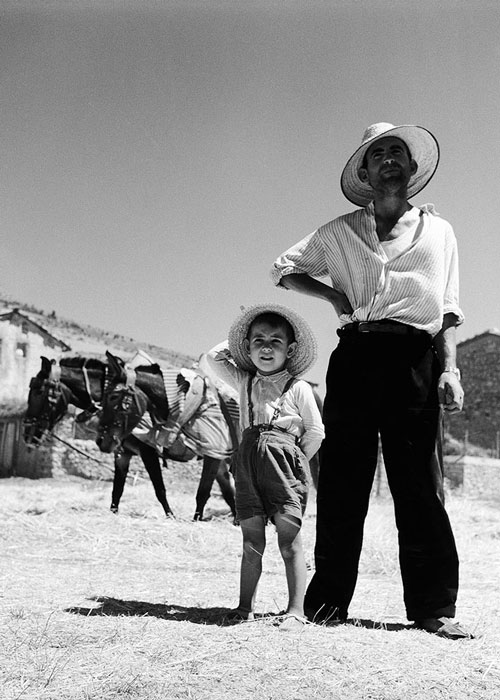 09.10.26–01.02.27<br> Stadtmuseum: Reiseporträts von Pan Walther Schwarz-Weiß-Fotografie von Pan Walther mit einem Mann und einem Kind mit großen Sonnenhüten in einer südlichen Landschaft
