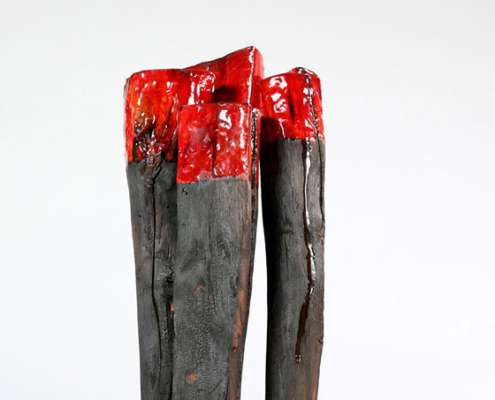 11.10.–06.12.26<br> SO66: Ludwig Maria Vongries Rot und dunkel gefasste Holzskulptur von Ludwig Maria Vongries aus der Ausstellung „red bodies“