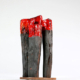 Rot und dunkel gefasste Holzskulptur von Ludwig Maria Vongries aus der Ausstellung „red bodies“