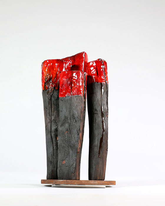 11.10.–06.12.26<br> SO66: Ludwig Maria Vongries Rot und dunkel gefasste Holzskulptur von Ludwig Maria Vongries aus der Ausstellung „red bodies“