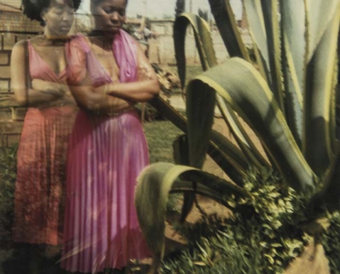 18.10.26–07.02.27<br>METTINGEN | Draiflessen Collection: Erinnerungen aufschlagen Lebohang Kganyes Arbeit „Ka 2-phisi yaka e pinky II“ aus der Serie „Ke Lefa Laka: Her-story“ mit zwei Frauen in rosafarbenen Kleidern neben großen Pflanzen