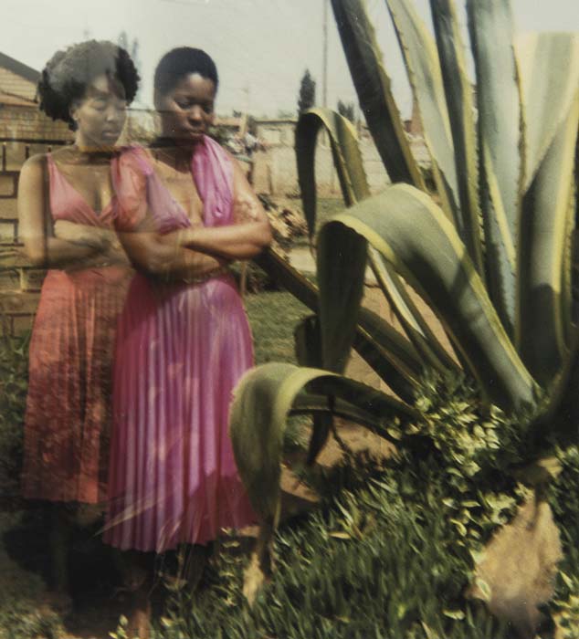 18.10.26–07.02.27<br>METTINGEN | Draiflessen Collection: Erinnerungen aufschlagen Lebohang Kganyes Arbeit „Ka 2-phisi yaka e pinky II“ aus der Serie „Ke Lefa Laka: Her-story“ mit zwei Frauen in rosafarbenen Kleidern neben großen Pflanzen