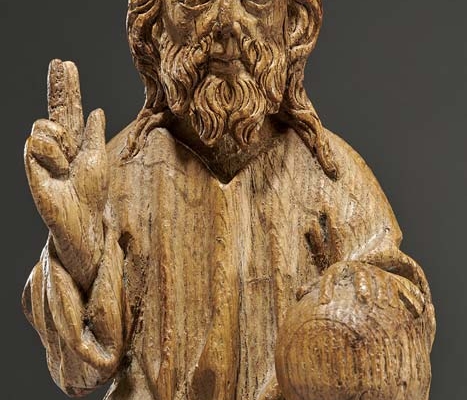 Christus-als-Weltenrichter Holzskulptur „Christus als Weltenrichter“ aus dem 15. Jahrhundert mit segnend erhobener rechter Hand und einer Weltkugel in der linken Hand