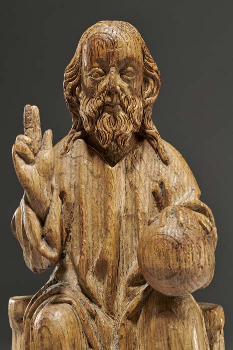 Christus-als-Weltenrichter Holzskulptur „Christus als Weltenrichter“ aus dem 15. Jahrhundert mit segnend erhobener rechter Hand und einer Weltkugel in der linken Hand