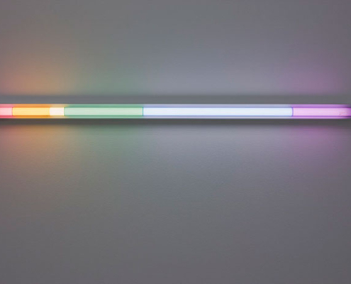 Finch,-Spencer-After-Newton Lichtinstallation „After Newton“ von Spencer Finch mit einer horizontalen Leuchtröhre in unterschiedlichen Farbfeldern