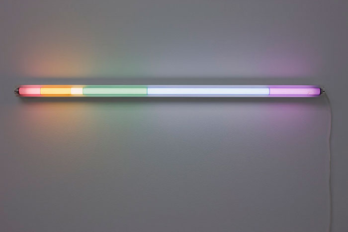 Finch,-Spencer-After-Newton Lichtinstallation „After Newton“ von Spencer Finch mit einer horizontalen Leuchtröhre in unterschiedlichen Farbfeldern