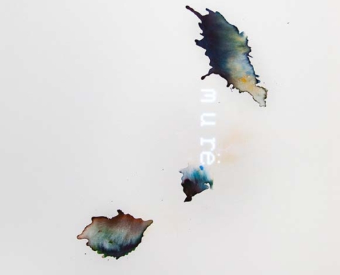 26.09.–31.01.27<br>PADERBORN | Städtische Galerie in der Reithalle: Johanna Reich Johanna Reichs Arbeit „Aevorìs Kresta“ von 2025 mit drei schwebend wirkenden farbigen Formen und vertikal angeordneten Schriftzeichen auf hellem Grund