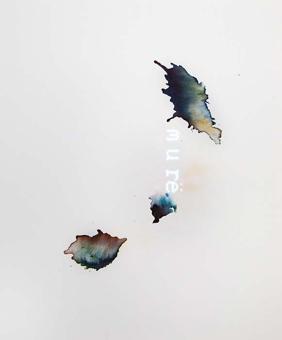 26.09.–31.01.27<br>PADERBORN | Städtische Galerie in der Reithalle: Johanna Reich Johanna Reichs Arbeit „Aevorìs Kresta“ von 2025 mit drei schwebend wirkenden farbigen Formen und vertikal angeordneten Schriftzeichen auf hellem Grund