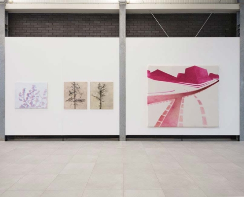 Malerei-25 Ausstellungsansicht der Reihe „Malerei“ der Kunstakademie Münster mit mehreren Gemälden in einem großzügigen Museumsraum