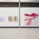 Ausstellungsansicht der Reihe „Malerei“ der Kunstakademie Münster mit mehreren Gemälden in einem großzügigen Museumsraum