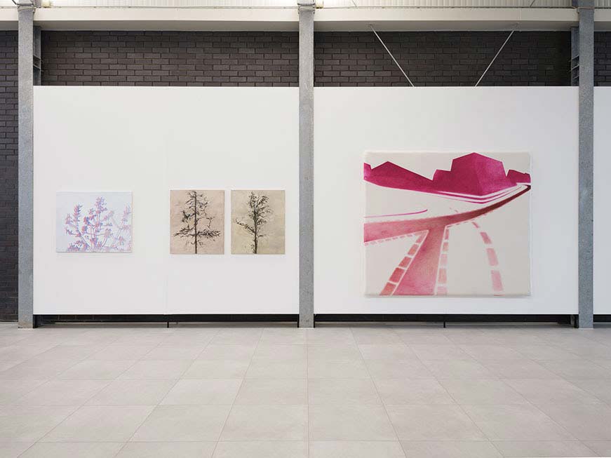 Malerei-25 Ausstellungsansicht der Reihe „Malerei“ der Kunstakademie Münster mit mehreren Gemälden in einem großzügigen Museumsraum