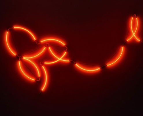 23.10.–06.11.26<br>KULTURREGION HELLWEG | HELLWEG – ein LICHTWEG: Nächte der Lichtkunst Rote Neonarbeit von François Morellet mit geschwungenen, leuchtenden Linien vor dunklem Hintergrund