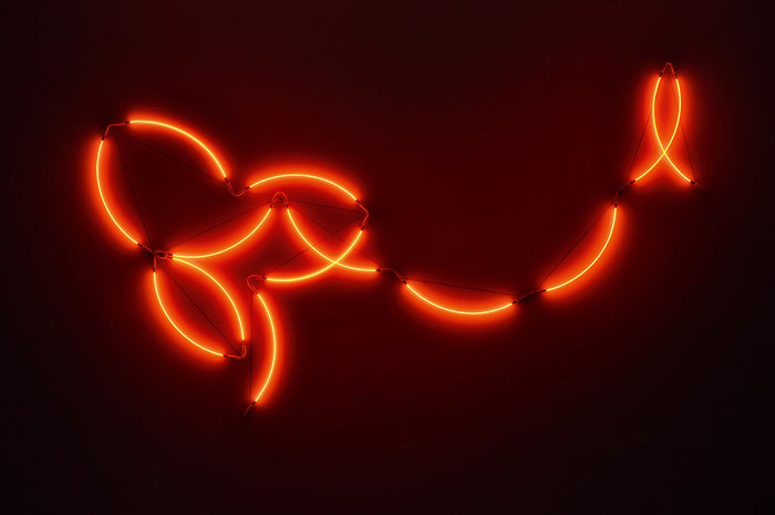23.10.–06.11.26<br>KULTURREGION HELLWEG | HELLWEG – ein LICHTWEG: Nächte der Lichtkunst Rote Neonarbeit von François Morellet mit geschwungenen, leuchtenden Linien vor dunklem Hintergrund