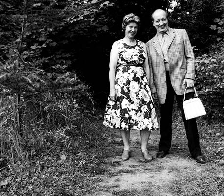21.11.26–28.02.27<br>AHLEN | Kunstmuseum Ahlen: Anna & Bernhard Blume Schwarz-Weiß-Fotografie „Waldeslust (Im Wald)“ von Anna und Bernhard Blume aus den Jahren 1982/83: Das Künstlerpaar steht nebeneinander auf einem Waldweg. Anna Blume trägt ein geblümtes Kleid, Bernhard Blume ein kariertes Sakko und hält eine helle Tasche in der Hand.